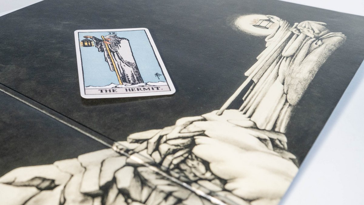"Der Einsiedler" als Tarot-Karte, illustriert von Pamela Coleman Smith, daneben auf dem Cover des vierten Led-Zeppelin-Albums. Fotos: Jens Volle