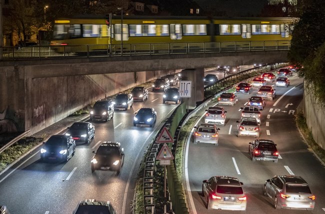 CDU, FDP, AfD, BSW mögen Straßen mit Verbrennerautos.