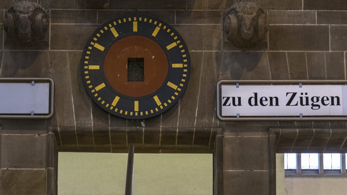 Zeitfenster sind dehnbar: Dass für Stuttgarts Kopfbahnhof die Zeit abgelaufen ist, ließ diese Aufnahme von 2017 vermuten. Fotos: Joachim E. Röttgers