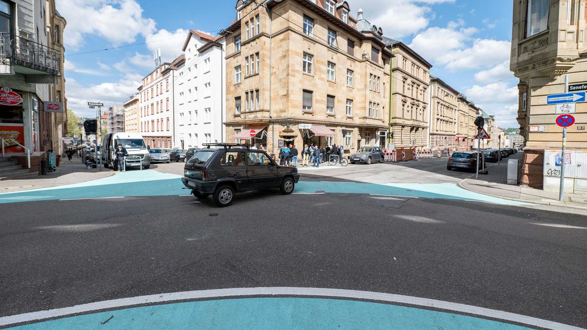Auch an der Kreuzung Augusten-/Senefelderstraße ist alles vorbereitet: Bald verhindern Poller auf der Diagonalen, dass Autos hier geradeaus fahren.