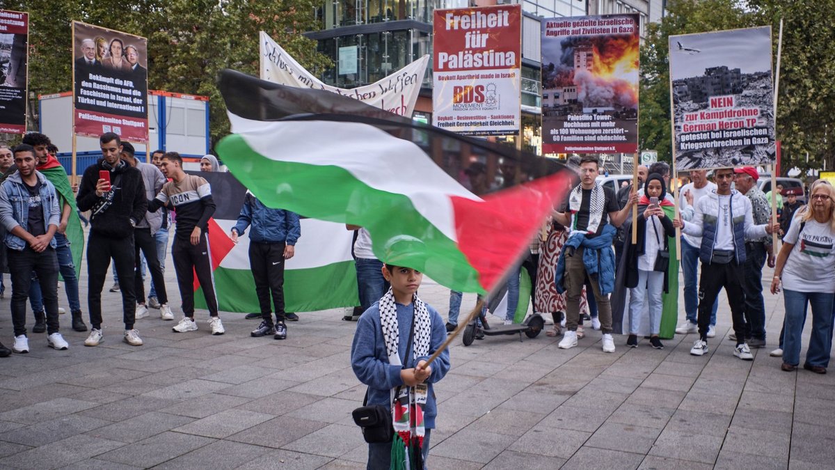 Pro-Palästina-Demo in Stuttgart am 9. Oktober: Fahnen brannten keine. Foto: Joachim E. Röttgers