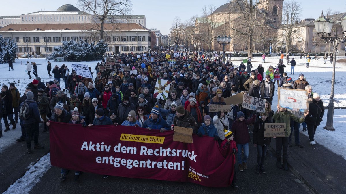 Demozug durch die Karlsruher Innenstadt, Motto: "Demokratie verteidigen". Foto: Gustavo Alàbiso