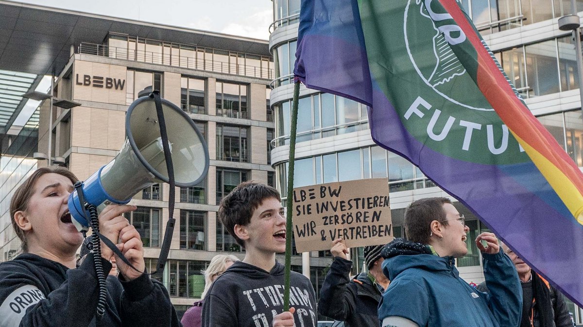 Fridays for Future protestiert vor der LBBW in Stuttgart gegen die Finanzierung von fossilen Energieprojekten. Foto: Jens Volle