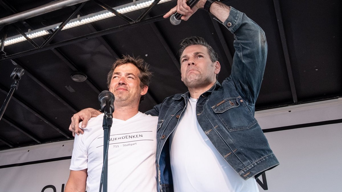 Der Ritterschlag für Michael Ballweg (links): mit Ken Jebsen auf der Bühne im Mai 2020. Fotos: Jens Volle