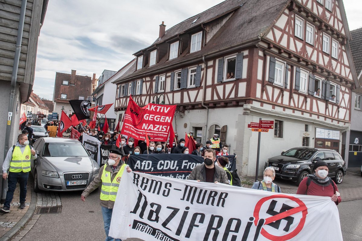 Kein ruhiges Hinterland: Bei der Gedenk-Demo in Winterbach beteiligten sich gut 300 Menschen. Fotos: Jens Volle