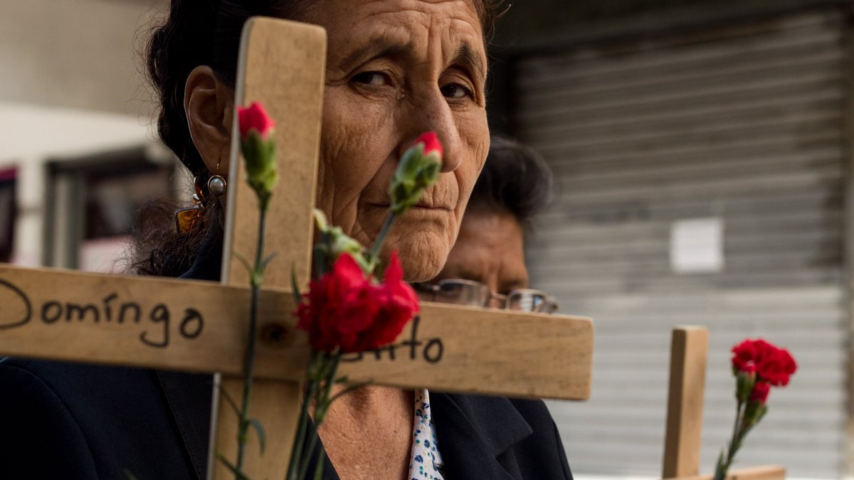 Einige Hundert Menschen ziehen am 25. Februar, dem nationalen Gedenktag der Opfer des bewaffneten Konflikts in Guatemala, durch die Straßen der Hauptstadt. Die meisten tragen Holzkreuze mit den Namen getöteter oder verschwundener Angehöriger vor sich her. Mehr Fotos mit Klick aufs Bild.