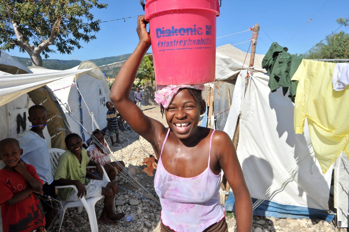 Haiti 2010: Menschen in Notunterkünften nach dem schweren Erdbeben. Foto: Thomas Lohnes/Diakonie Katastrophenhilfe