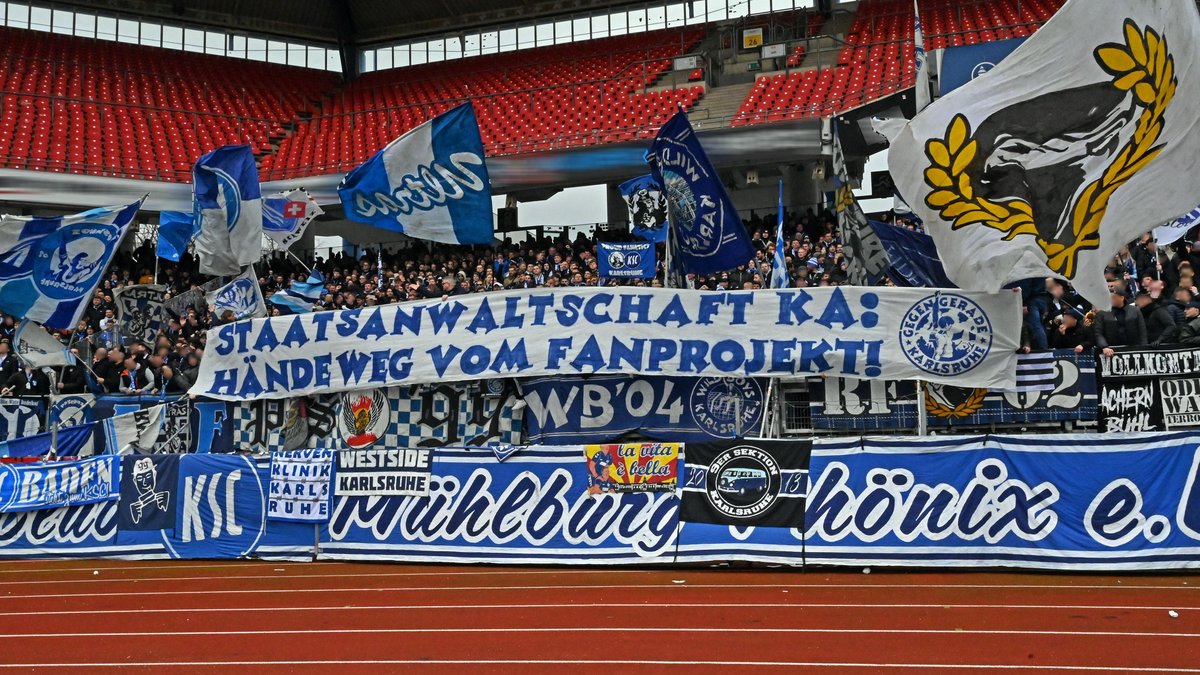 Solidaritätsbekundung der KSC-Ultras beim Auswärtsspiel am 8. April 2023 in Nürnberg. Foto: privat