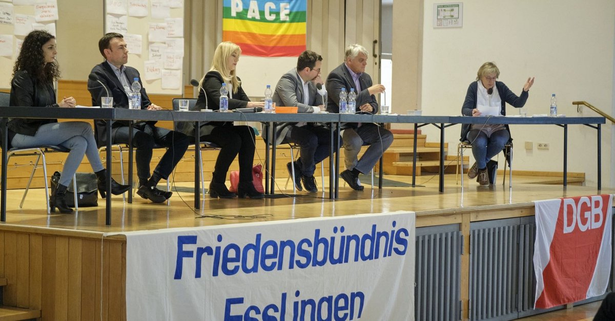Diskutieren in Esslingen über Geld und Krieg: Jessica Tatti (Linke), Nils Schmid (SPD), Renata Alt (FDP), Sebastian Schäfer (Grüne), Markus Grübel (CDU) und Moderatorin Gesa von Leesen (von links). Fotos: Joachim E. Röttgers