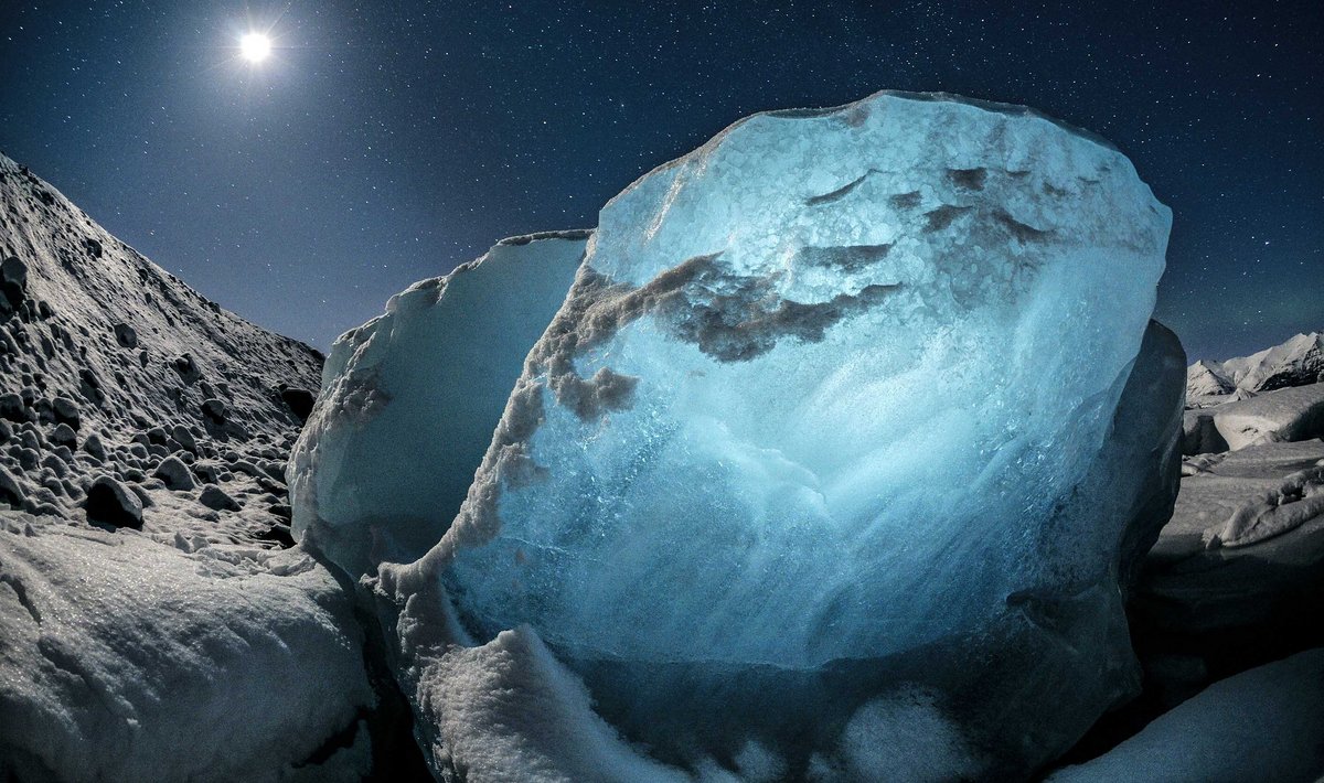 Ice Diamond #1, März 2009: ein Stück des Breiðamerkurjökull, liegen geblieben am Rand des Gletschersees Jökulsárlón, Island. Foto: James Balog