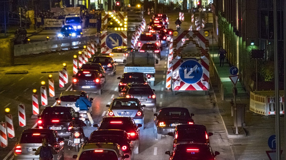 Dank der großformatigen Stadtumgrabung herrscht nun seit Jahren ein gewaltiges Verkehrschaos in Stuttgart.