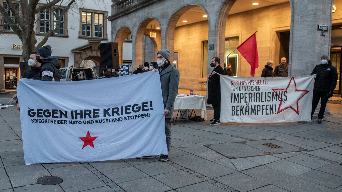 Putins Propaganda auf den Leim gegangen? In Stuttgart demonstrieren Linke und Anti-Imperialisten gegen Krieg und Militarisierung. Foto: Jens Volle