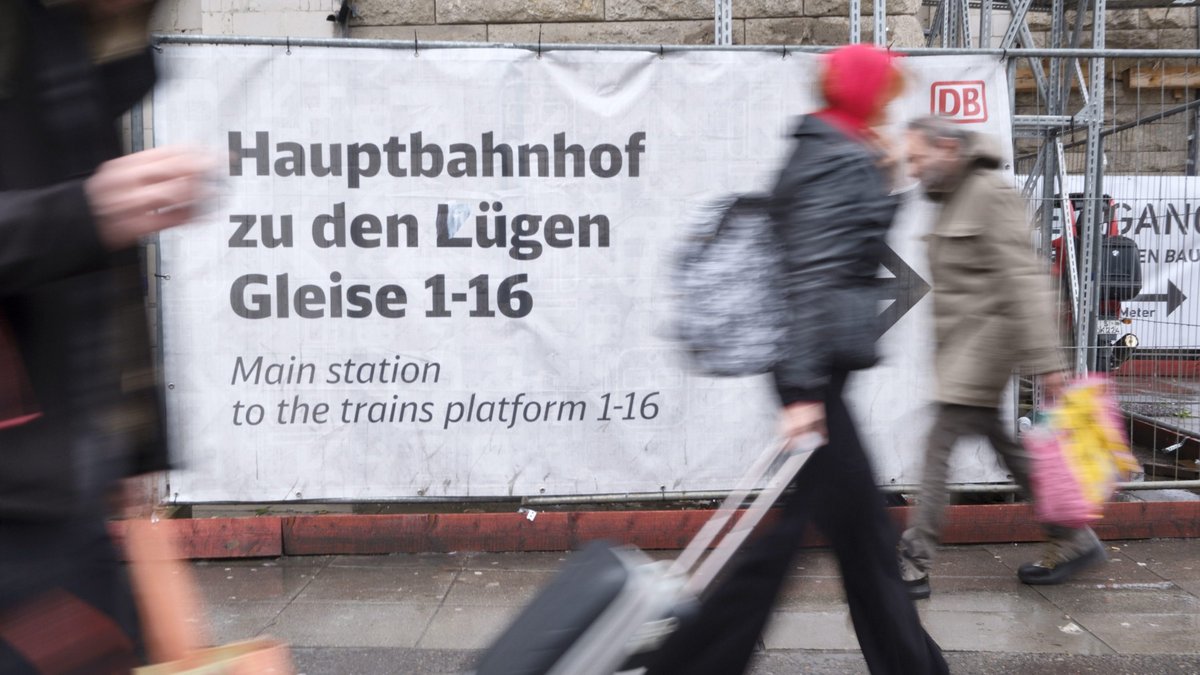 Ein Buchstabe, der alles ändert: kreative Idee am Stuttgarter Bahnhof, gesehen im Herbst 2023. Fotos: Joachim E. Röttgers