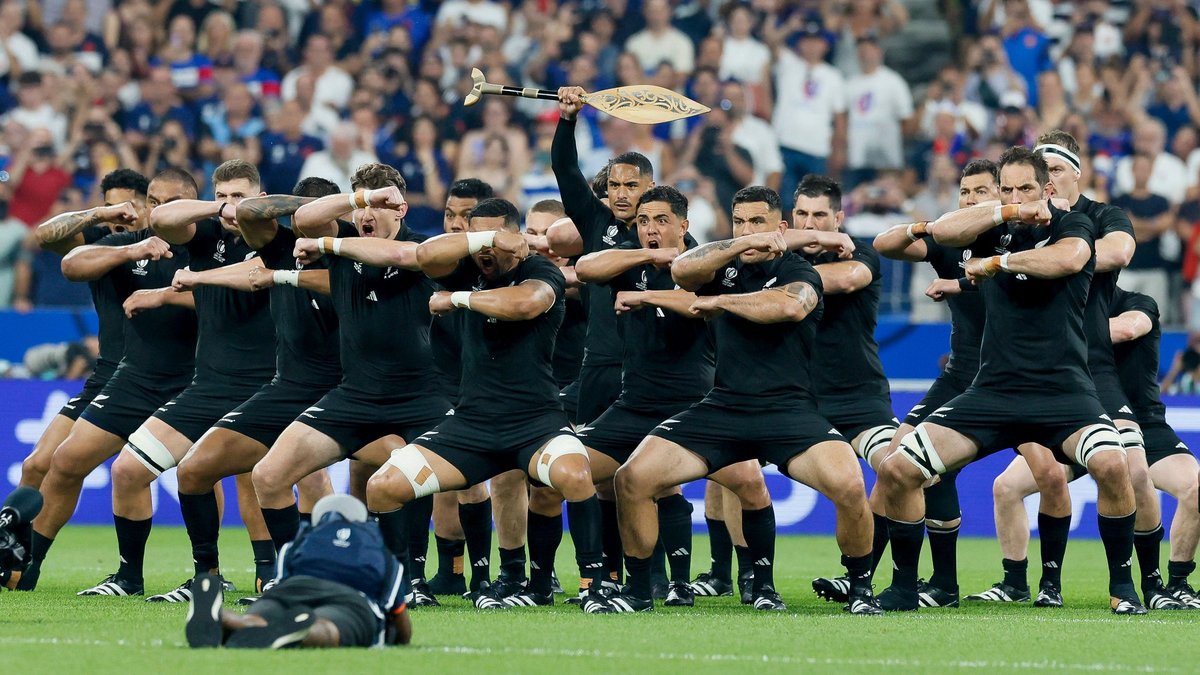 Eröffnung der Rugby-WM am 8. September: Neuseelands Team "All Blacks" bringt sich mit dem Haka-Tanz der Māori in Stimmung. Foto: Frederic Speich, picture alliance