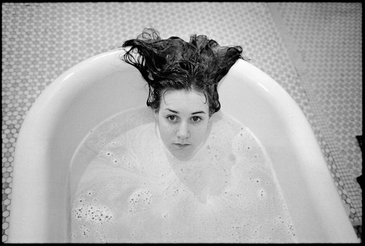 Laurie in the Bathtub / Laurie in der Badewanne, Ward 81, Oregon State Hospital, Salem, Oregon, USA 1976.