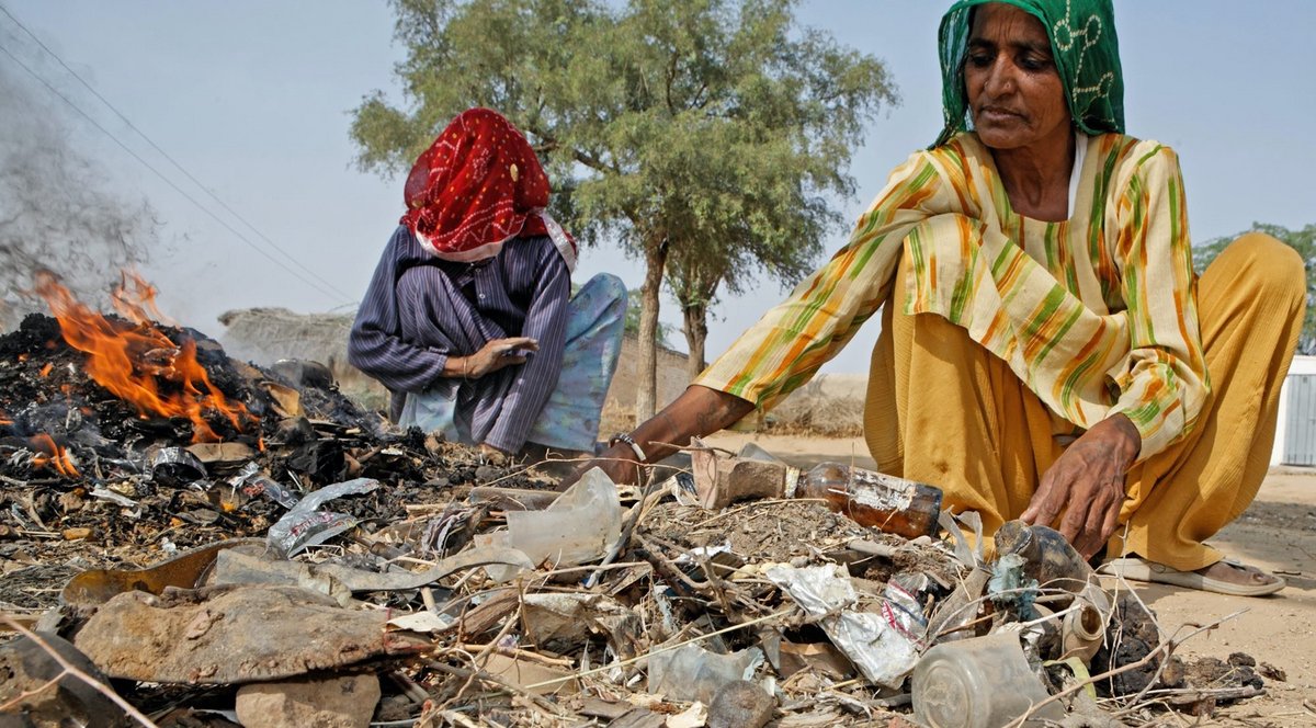 Die Frauen Shanti (links) und Reshni suchen im indischen Dani Mesha nach Verwertbarem im Müll. Fotos: Joachim E. Röttgers