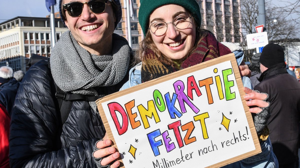 Fetzen ließen sie's bei der Kundgebung gegen rechts auf dem Freiburger Platz der Alten Synagoge. Foto: Winfried Rothermel