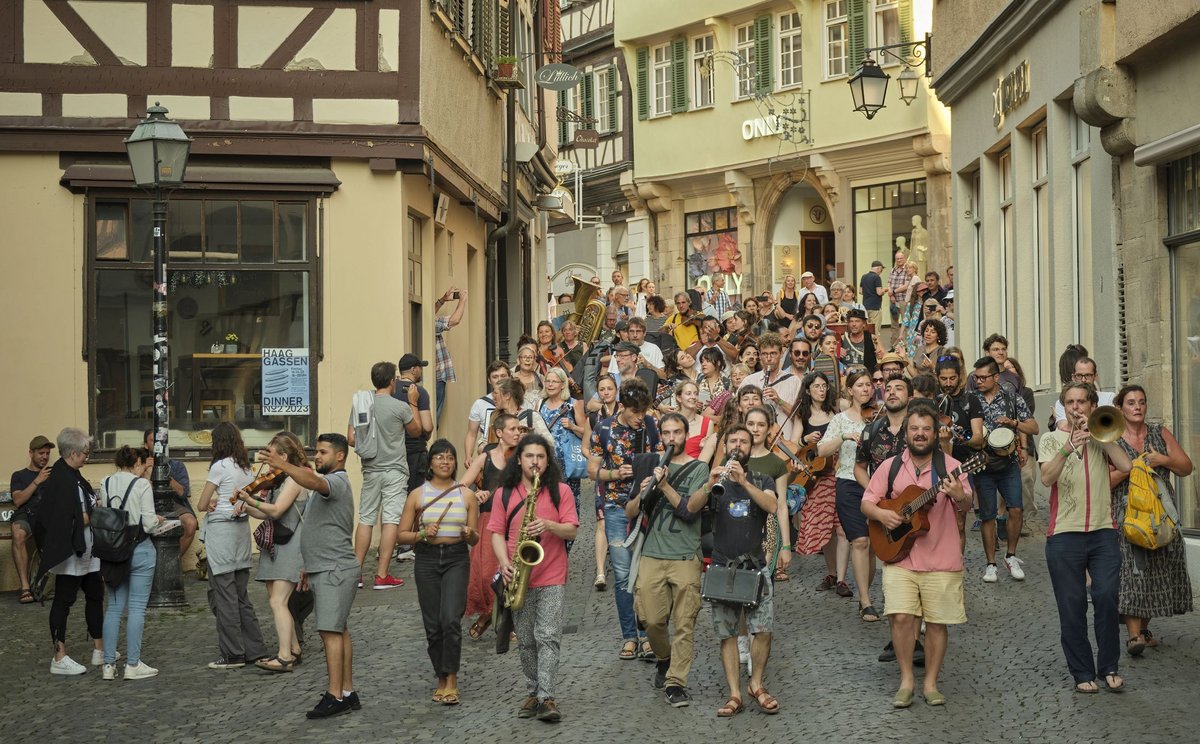 Beschwingter Aufmarsch am 12.10.2023: Das interkulturelle Orchester Folklang streift durch Tübingens Altstadt.