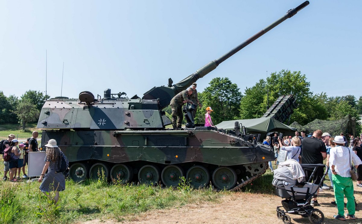 Auch dort kamen wir ins Stolpern: Panzerhaubitze mit Kindern am 17.6.2023 in Bruchsal, Tag der Bundeswehr.
