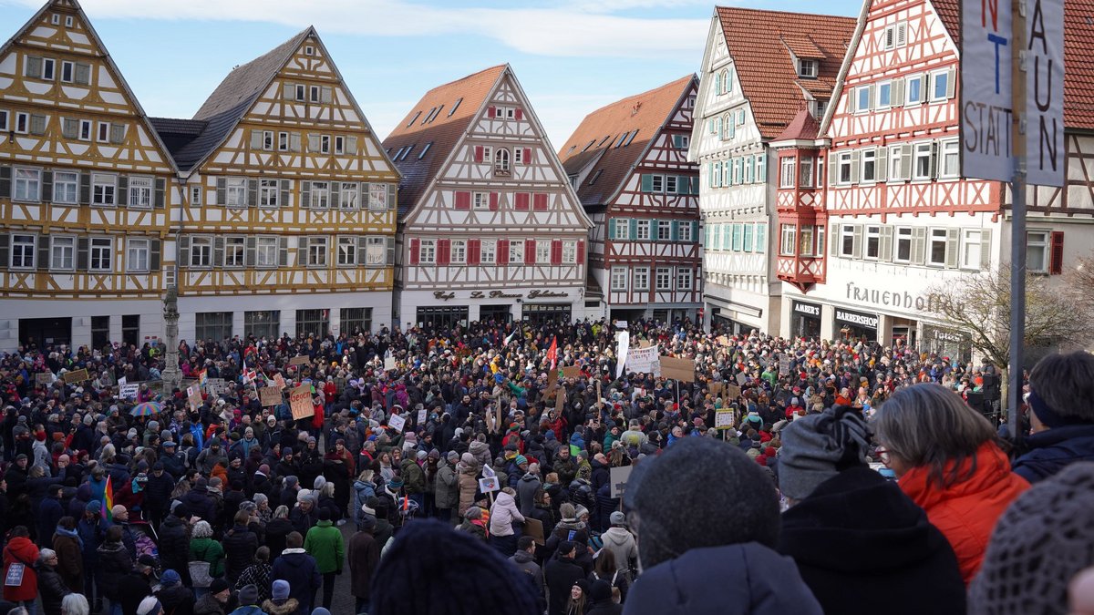 Rund 6.000 Demonstrierende im nicht mal 33.000 Einwohner:innen zählenden Herrenberg! Nicht alle passten auf den Marktplatz. Foto: Steffen Braun