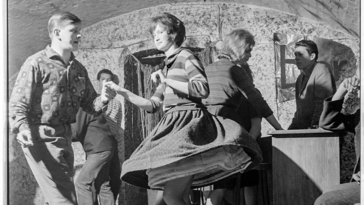 1961: Das Leben nimmt Fahrt auf. Im Tübinger "Schwabenhaus" wird mit Petticoat die Hüfte geschwungen. Foto: Alfred Göhner