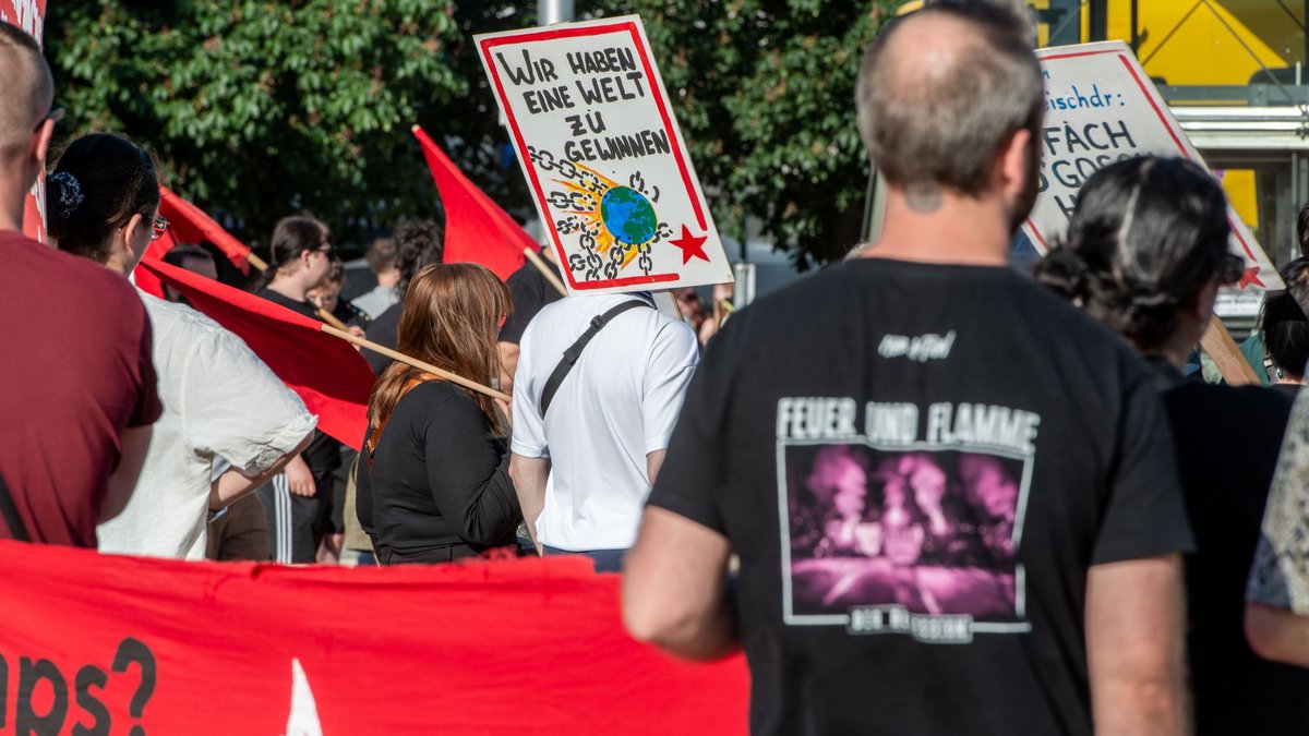 Nichts zu verlieren und eine Welt zu gewinnen: Demonstrierende bei der spontanen Soli-Kundgebung am Stuttgarter Marienplatz. Fotos: Jens Volle