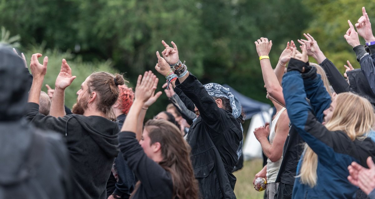 Keine Panik! Trotz einschlägiger Handzeichen ist echter Satanismus in der Metal-Szene eine medial aufgebauschte Rarität. Foto: Jens Volle