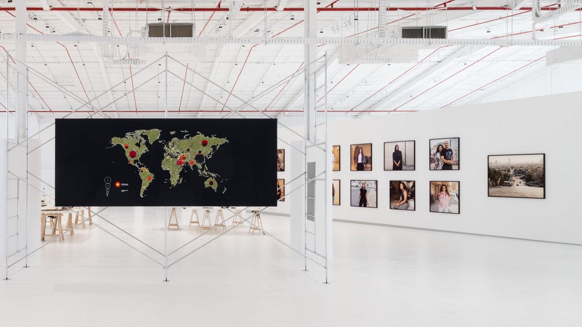 Die Weltkarte der vietnamesisch-amerikanischen Künstlerin Tiffany Chung zeigt die Korrelation von CO2-Fußabdruck und Flüchtlingsbewegungen. Demnach ist Saudi-Arabien der viertgrößte CO2-Emittent der Welt. Rechts die Serie "Women of Riyadh" von Christine Fenzl. Foto: Marco Cappelletti