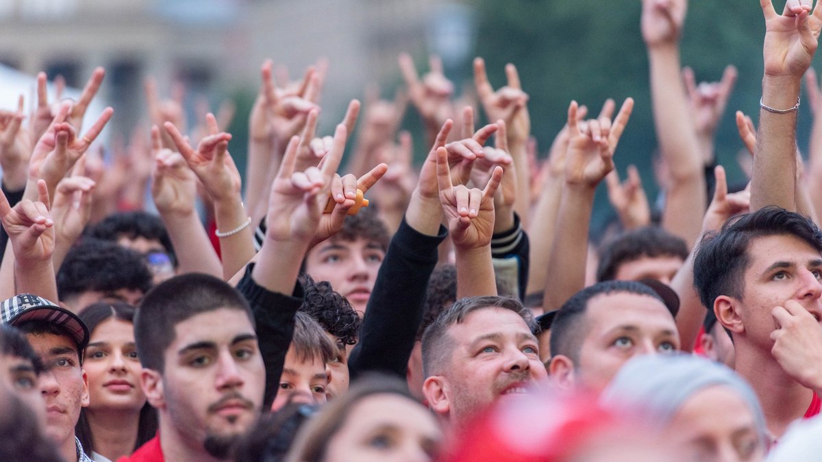 Wolfsgrüße aus Stuttgart: Fußballfans beim Public Viewing auf dem Schlossplatz, 6. Juli 2024. Foto: Jens Volle