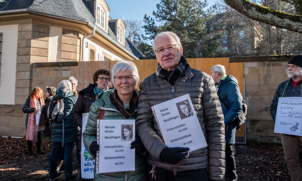 Vor der Villa Reitzenstein haben sich am 8. Februar rund 20 Betroffene des Radikalenerlasses versammelt.