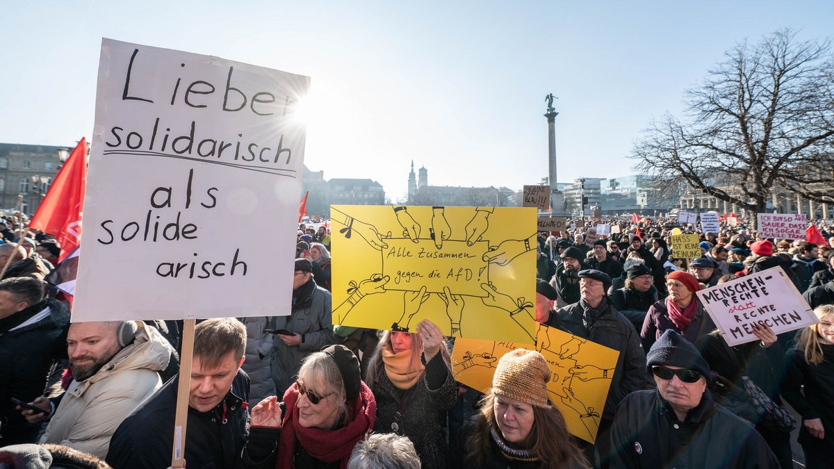 Geschätzt 50.000 Menschen strömten am vergangenen Samstag auf den Stuttgarter Schlossplatz. Foto: Jens Volle – mehr Fotos mit Klick auf den Pfeil