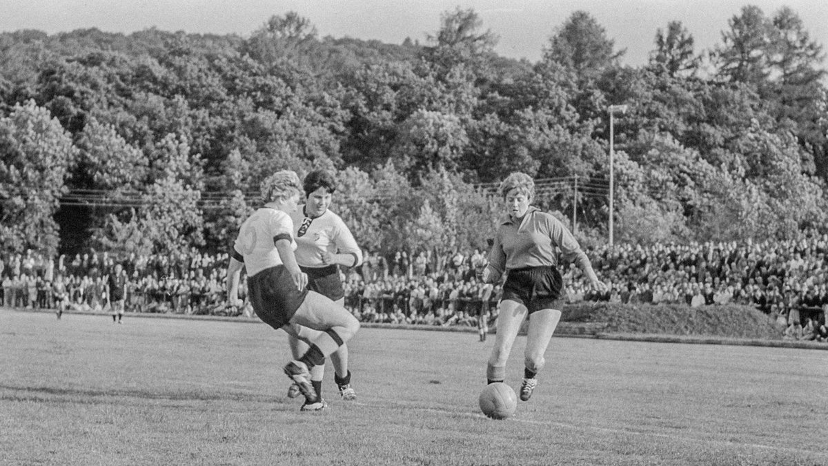 1963: Frauenfußball war bis 1970 verboten. Trotzdem gab es internationale Spiele wie hier in Metzingen. Die "deutschen Amazonen", notierte die Lokalpresse, siegten 7:2 gegen die Niederlande, unter "spöttischen Zurufen". Foto: Stadtarchiv Reutlingen