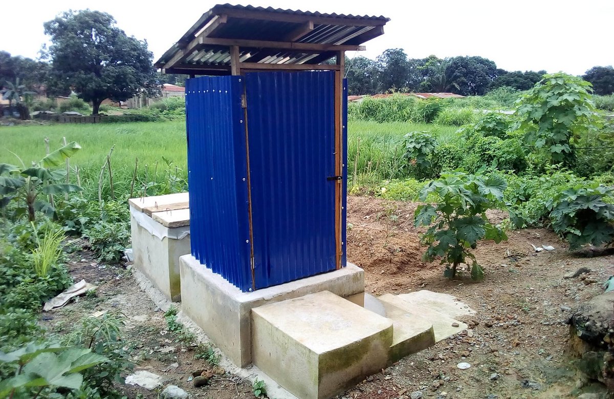 ... und "Tigerwurm-Toilette", installiert von Oxfam, ebenfalls in Sierra Leone. Fotos: Michael Katter, Oxfam