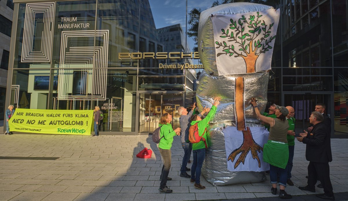 Umweltschützer:innen stapeln vor dem Porsche-Showroom in Stuttgart Würfel mit dem Baum des apulischen Wappens. Fotos: Joachim E. Röttgers