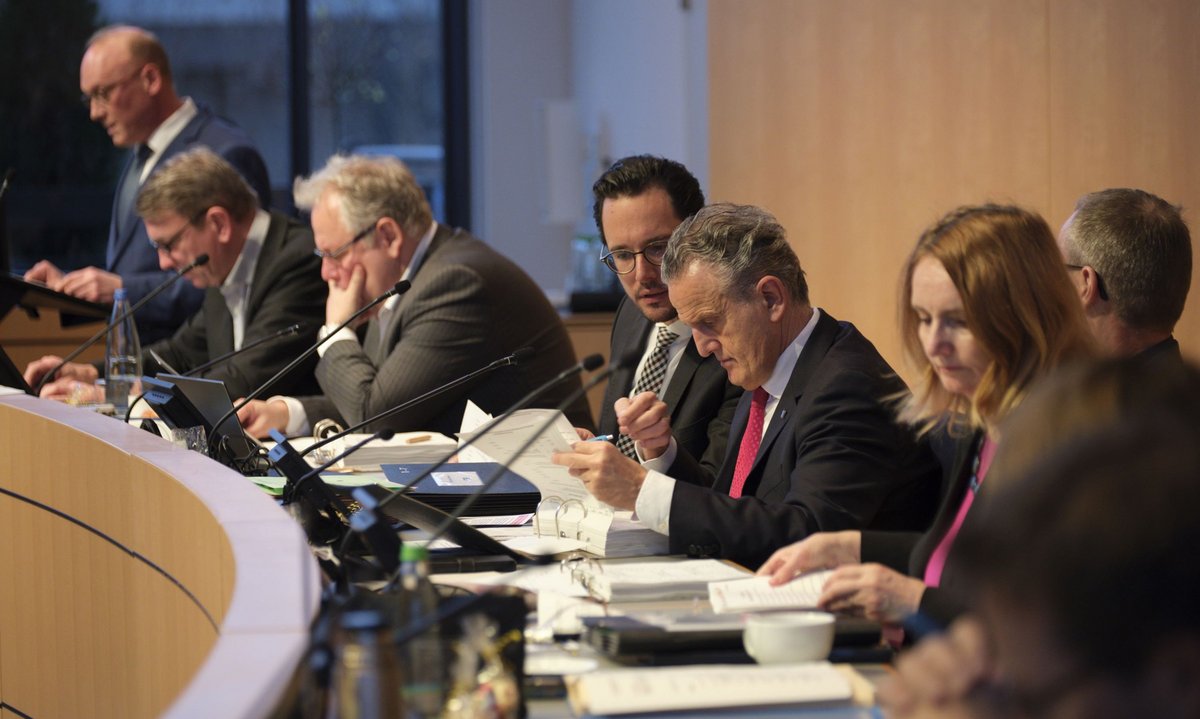 Ja wo steht's denn? OB Nopper, rote Krawatte, denkt mit bei den zähen Haushaltsverhandlungen. Fotos: Joachim E. Röttgers