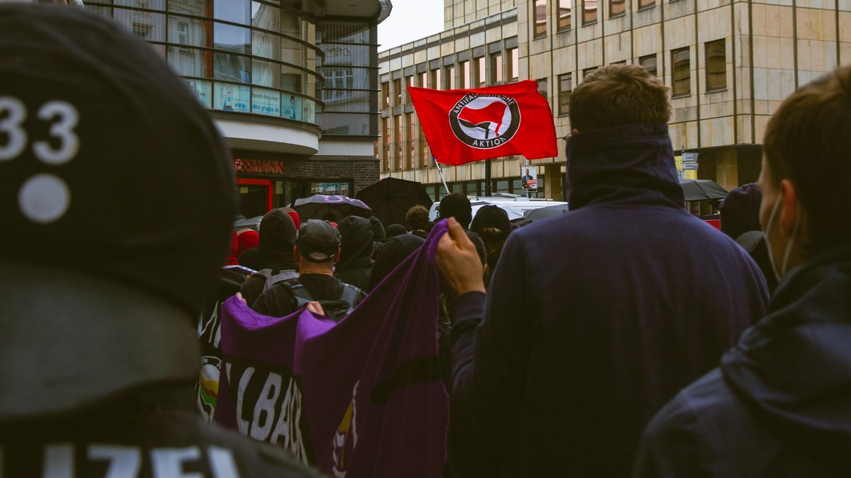 Seltener Anblick auf den Straßen Geras: die Fahne der Antifaschistischen Aktion.
