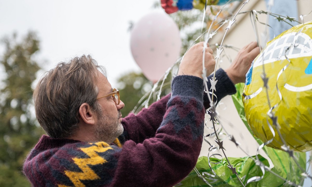 Vorsicht vor Schmetterlingen, die Luftballons zum Platzen bringen: Matthias Megyeri beim Aufbau seiner Ausstellung. Mehr davon mit Klick aufs Bild.