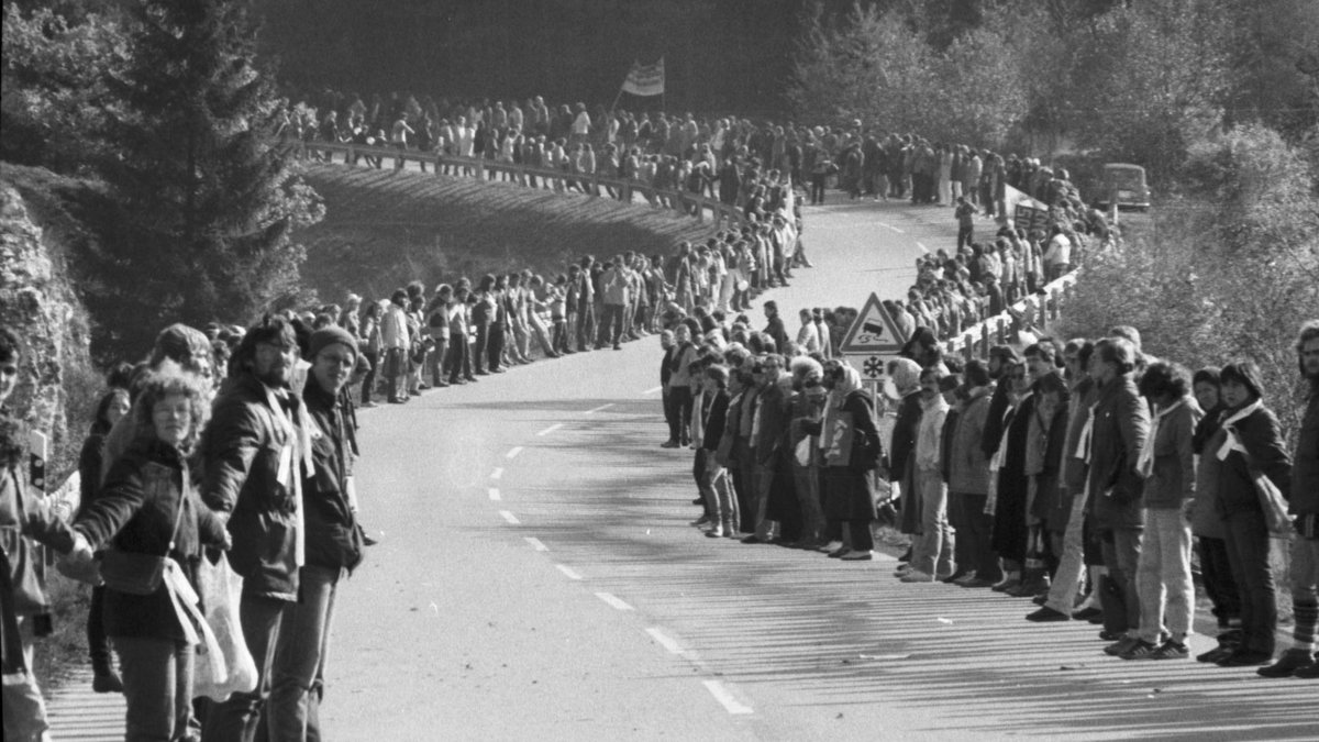 1983: Größer war eine Demo in Baden-Württemberg wohl nie: die Menschenkette gegen die Stationierung von Pershing-II-Raketen und Cruise Missiles. Bis zu 400.000 fassen sich am 22. Oktober zwischen Stuttgart und Neu-Ulm an den Händen. Hier bei Merklingen. Foto: Rupert Leser 