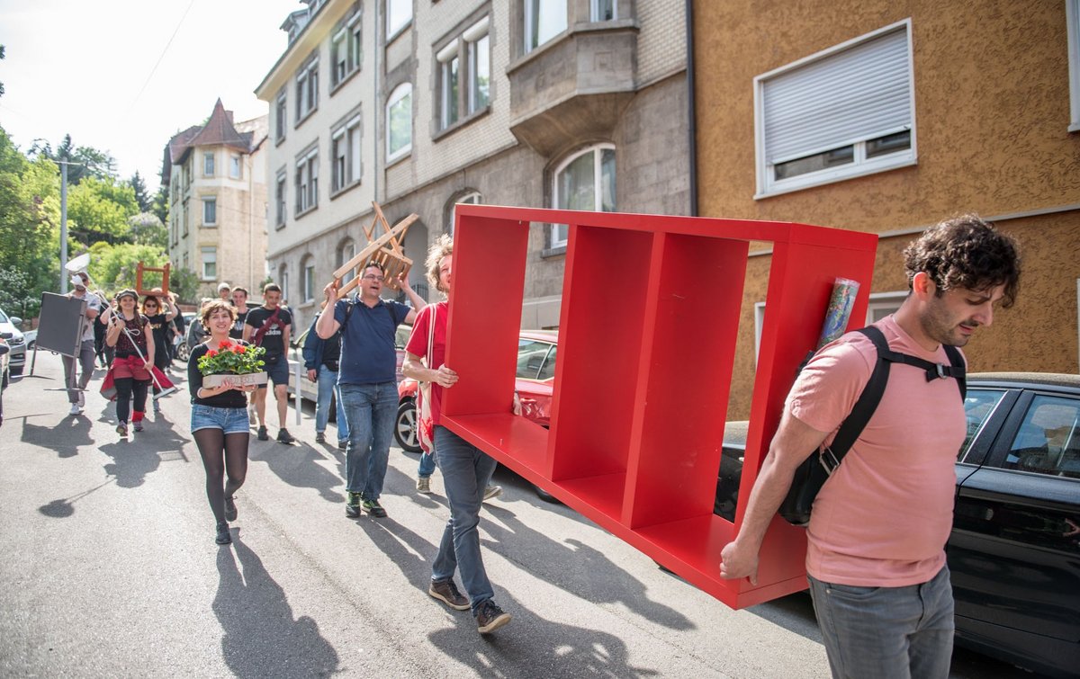 Da war was los: Bei einer Hausbesetzung in der Wilhelm-Raabe-Straße packt auch der Stuttgarter Stadtrat Luigi Pantisano mit an (vorne rechts). Später ist das Bild als Beweismaterial in einer polizeilichen Akte gelandet. Foto: Jens Volle