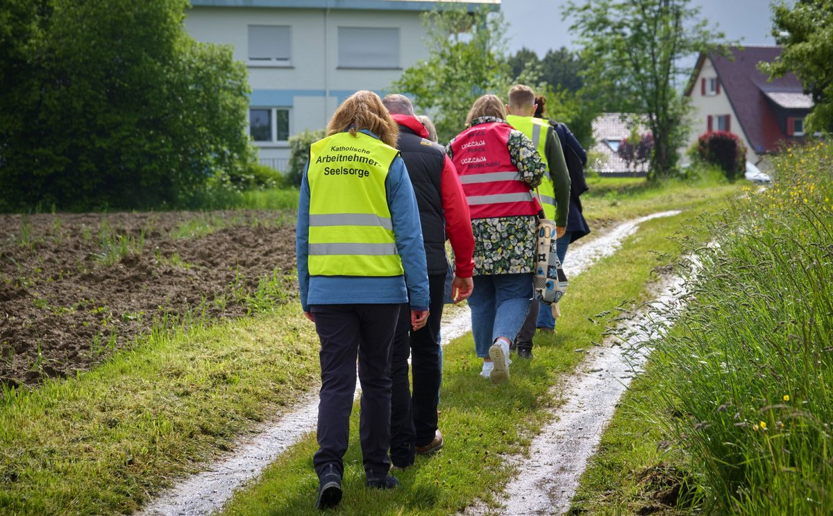 Raus ins Grüne ging's am 15.5.2023: Kontext begleitet die Initiative Faire Arbeit,  die Erdbeerpflücker:innen bei Meckenbeuren in Oberschwaben besucht.
