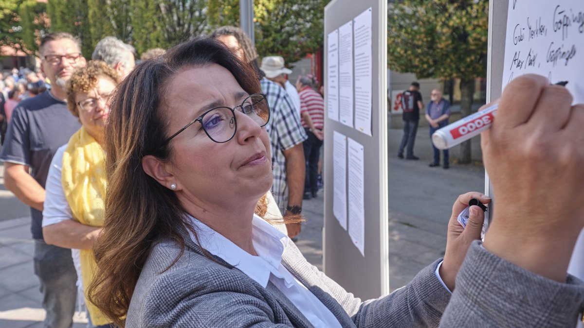 Ayla Cataltepe, grüne Landtagsabgeordnete, unterzeichnet das Göppinger Manifest der demokratischen Solidargesellschaft. Fotos: Joachim E. Röttgers