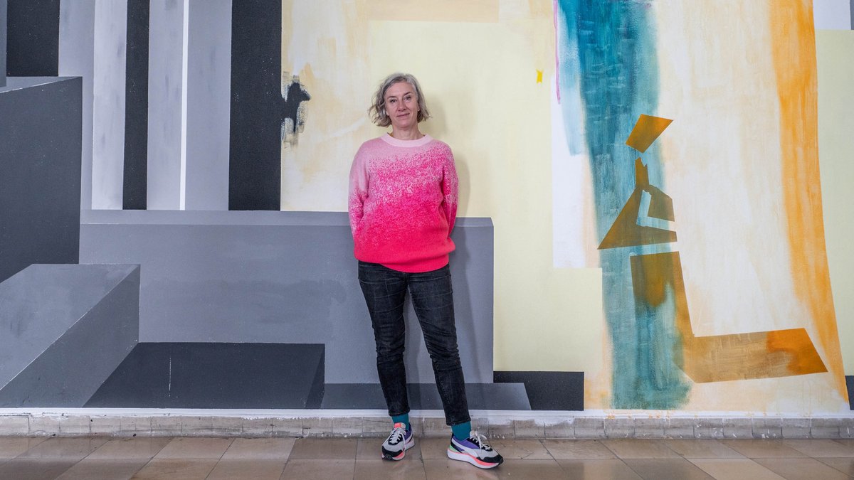 Katrin Ströbel im Flur zu ihrem Atelier an der Kunstakademie Stuttgart. Foto: Jens Volle
