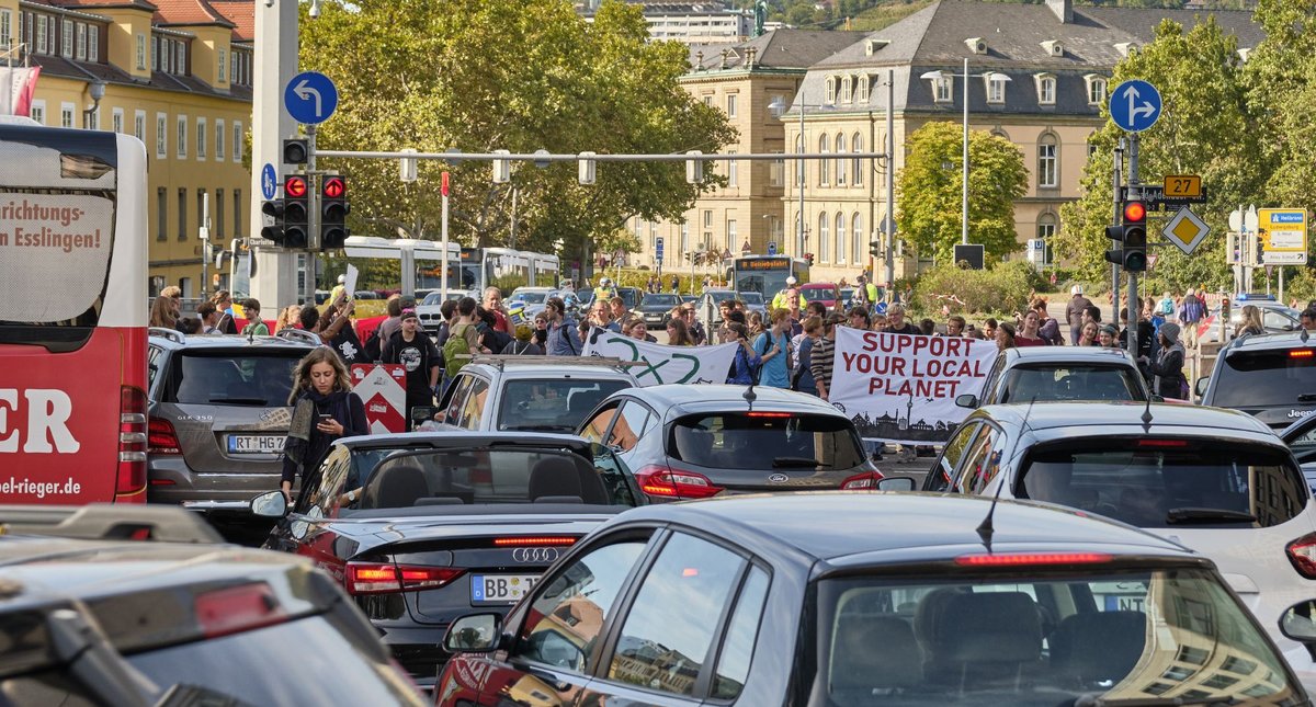 Blockade-Aktionen machen dem Autoverkehr das Leben schwer. Hier am Charlottenplatz ... 