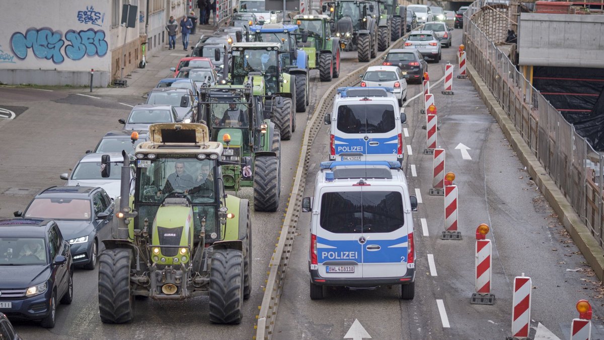 Traktoren legen in diesen Protestwochen Zehntausende Kilometer auf Straßen zurück, für die sie gar nicht zugelassen sind. Fotos: Joachim E. Röttgers