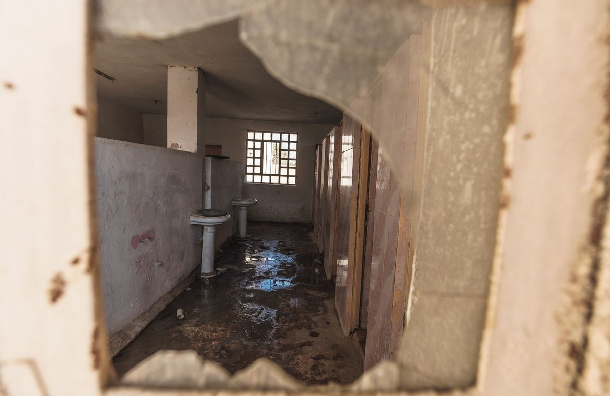 Irak, Mossul: zerstörte Schultoilette vor der Sanierung ...