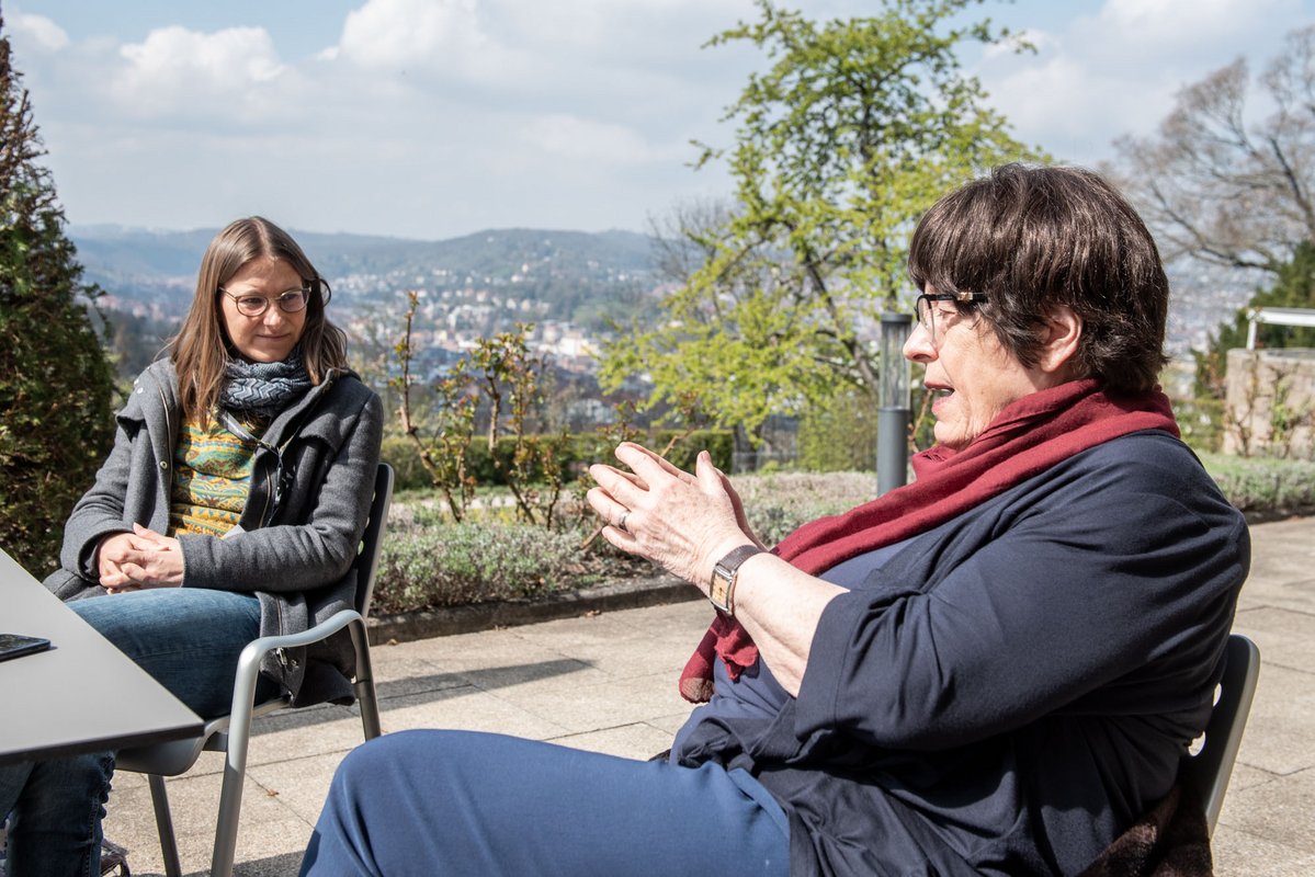 Streiten bei schönstem Frühlingswetter: Gisela Erler (rechts) und Sarah Händel auf der Terrasse des Clay-Hauses. Fotos: Jens Volle