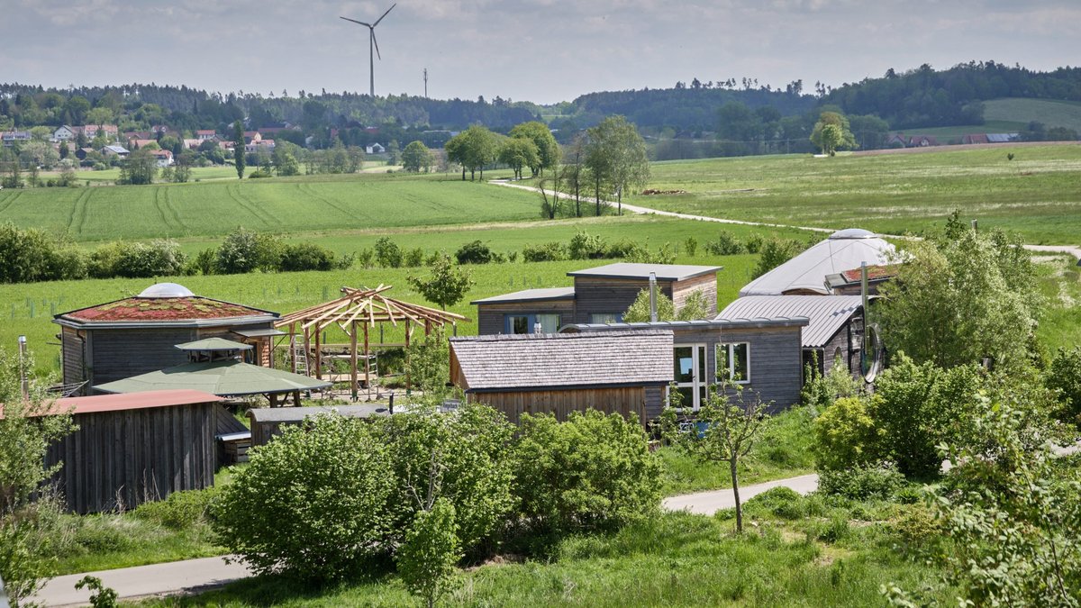 Blick vom Seminar- und Gästehaus aufs experimentelle Wohnprojekt Tempelfeld.