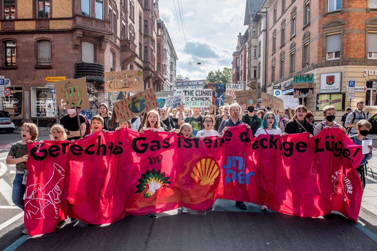 Das Klima ändert sich – warum ändern wir uns nicht? Zum globalen Klimastreik ziehen Fridays for Future durch Stuttgart. Zur Fotostrecke geht es mit Klick auf den Pfeil.