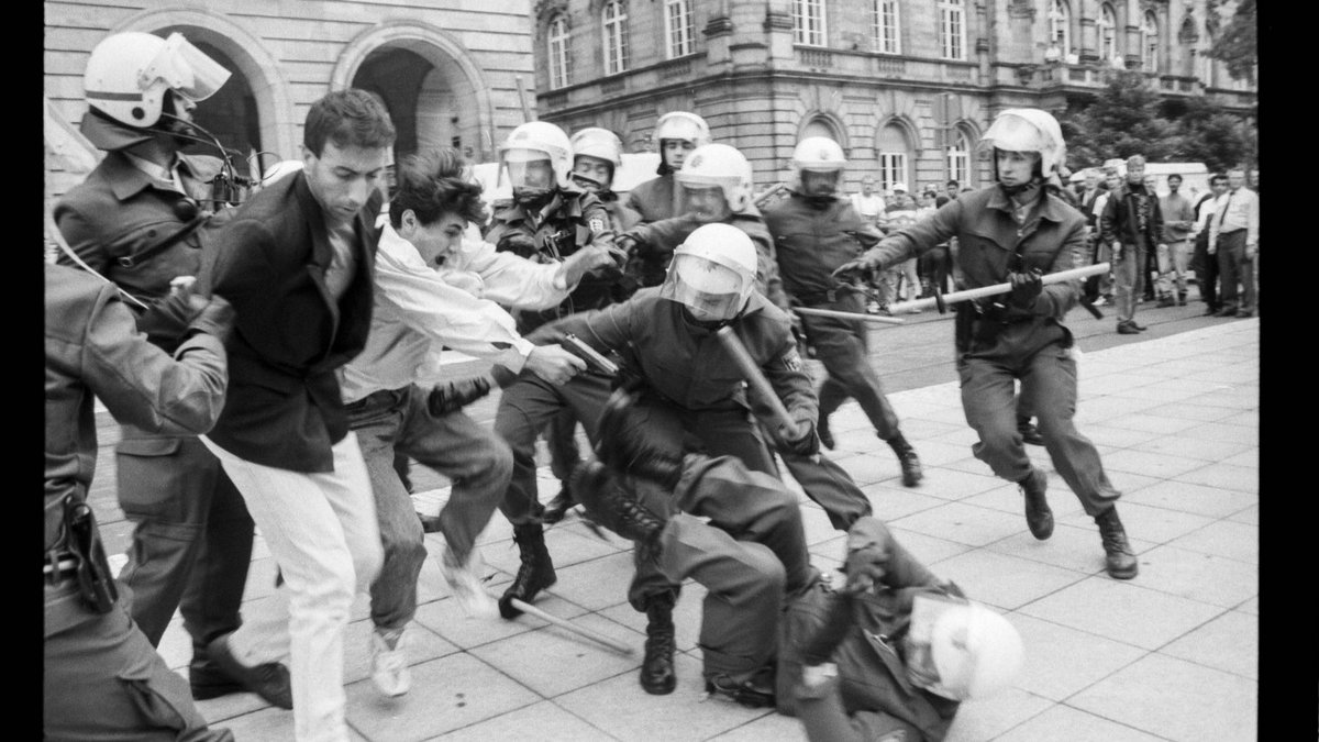 1994: In Mannheim verbrennen sich zwei Kurdinnen aus Protest gegen das Verbot der PKK in Deutschland. Die Proteste eskalieren, ein kurdischer Demonstrant entreißt einem Polizisten die Dienstwaffe. Foto: Gudrun Keese   