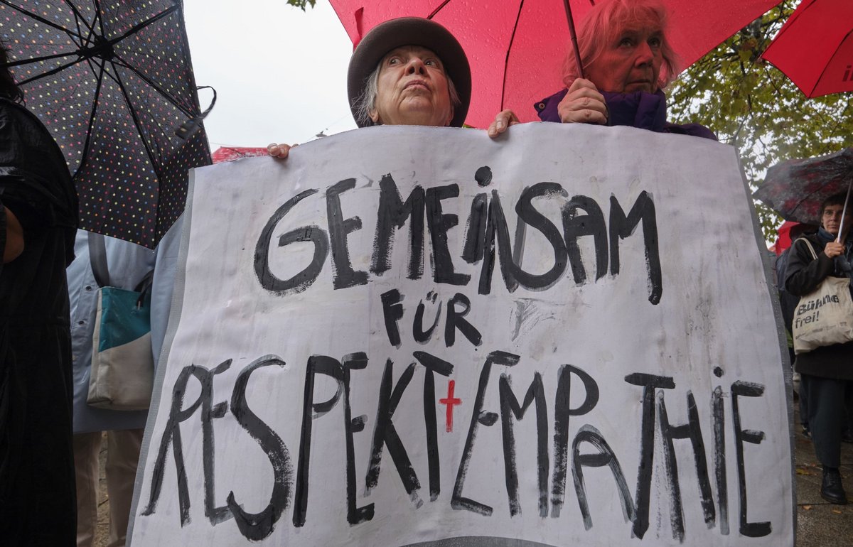 Demo gegen rechts am 14. Oktober in Stuttgart: Die Losungen passen, die Gesichter können noch zuversichtlicher werden. Fotos: Joachim E. Röttgers